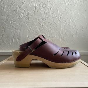 Sven Halter Clog - rust red leather with cutouts